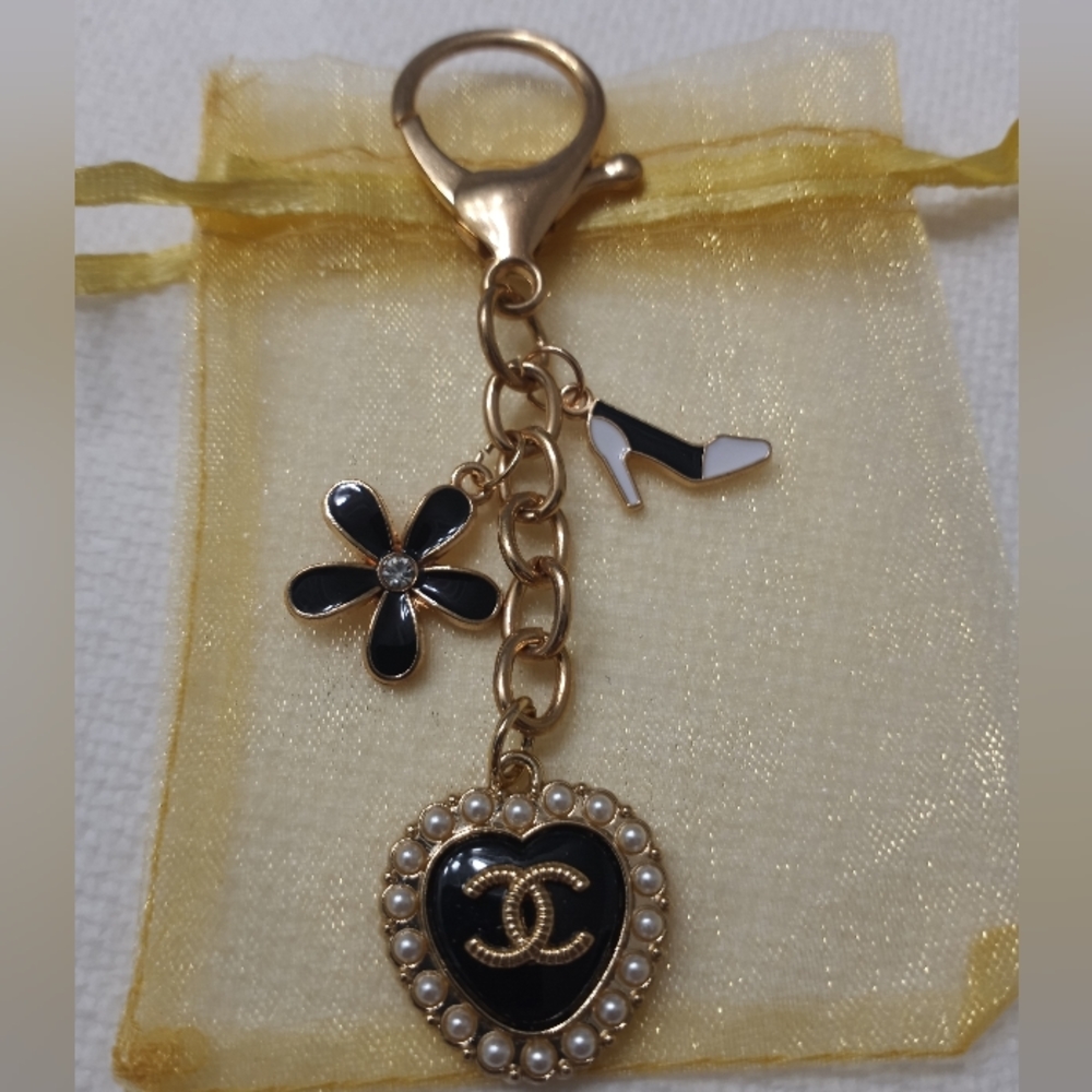 Luxury charm black pearl heart button on an unbranded keych…